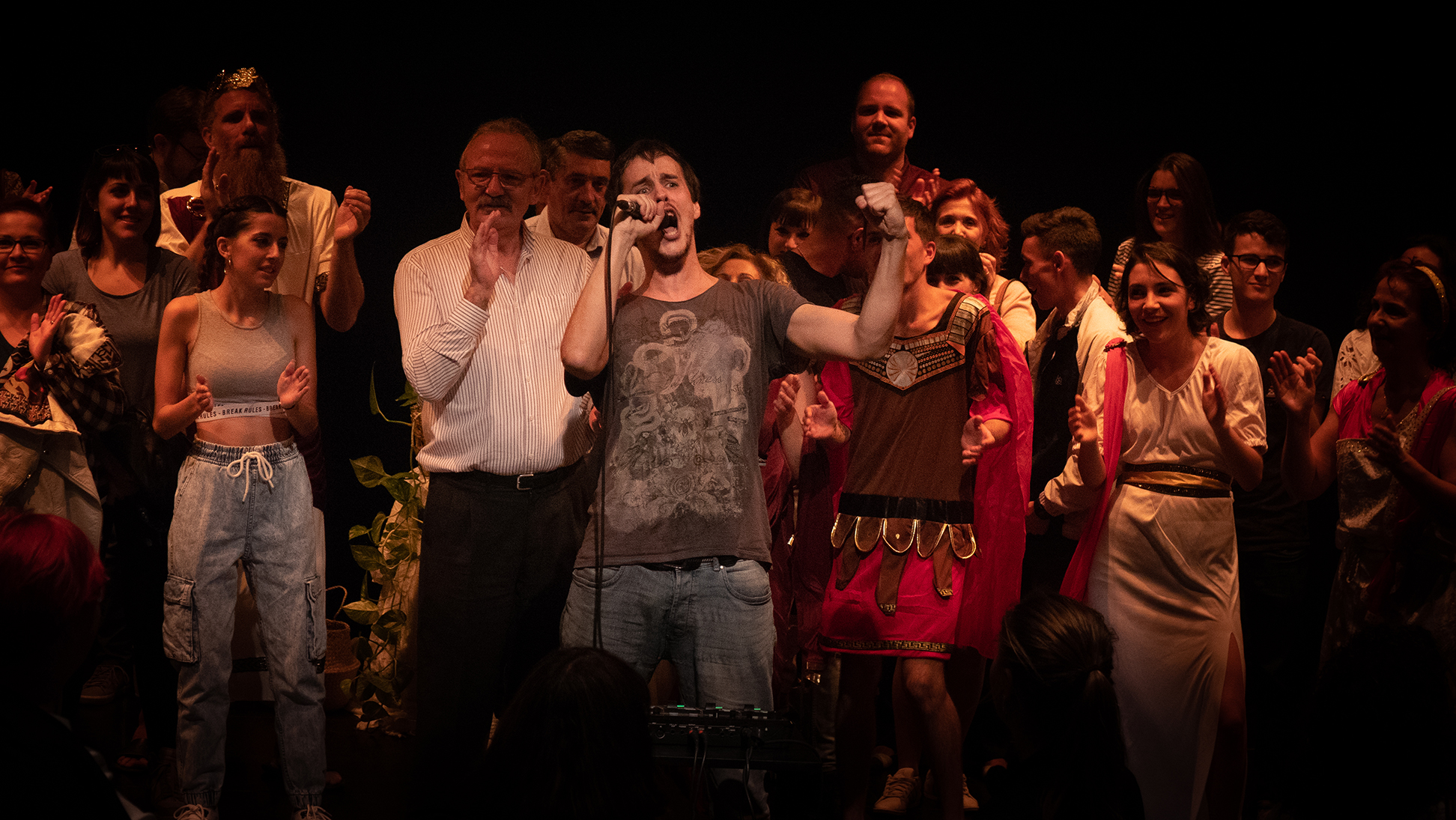 Raúl Beatmac actuando con un gran elenco sobre el escenario